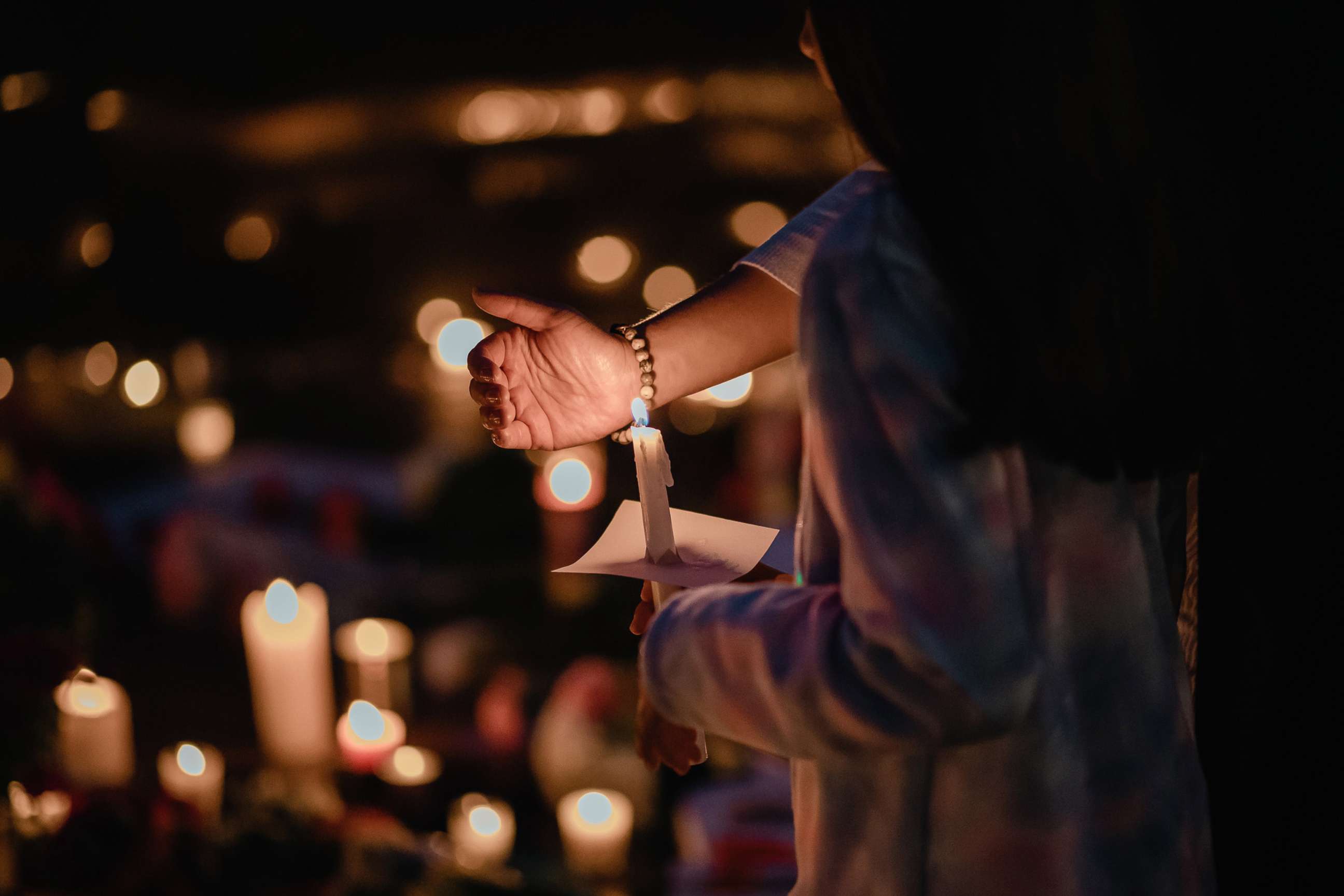 PHOTO: Mourners gather for a candlelight vigil at a makeshift memorial to the victims of the Fourth of July shooting rampage in Highland Park, Ill., July 5, 2022. 