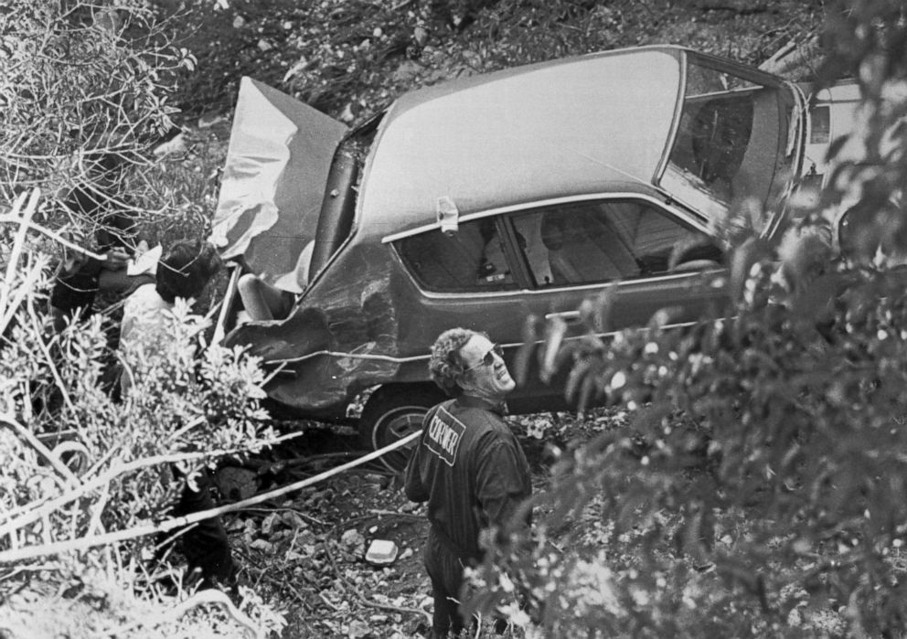 PHOTO: Members of the Los Angeles Police Department investigate the truck of a car in Los Angeles.