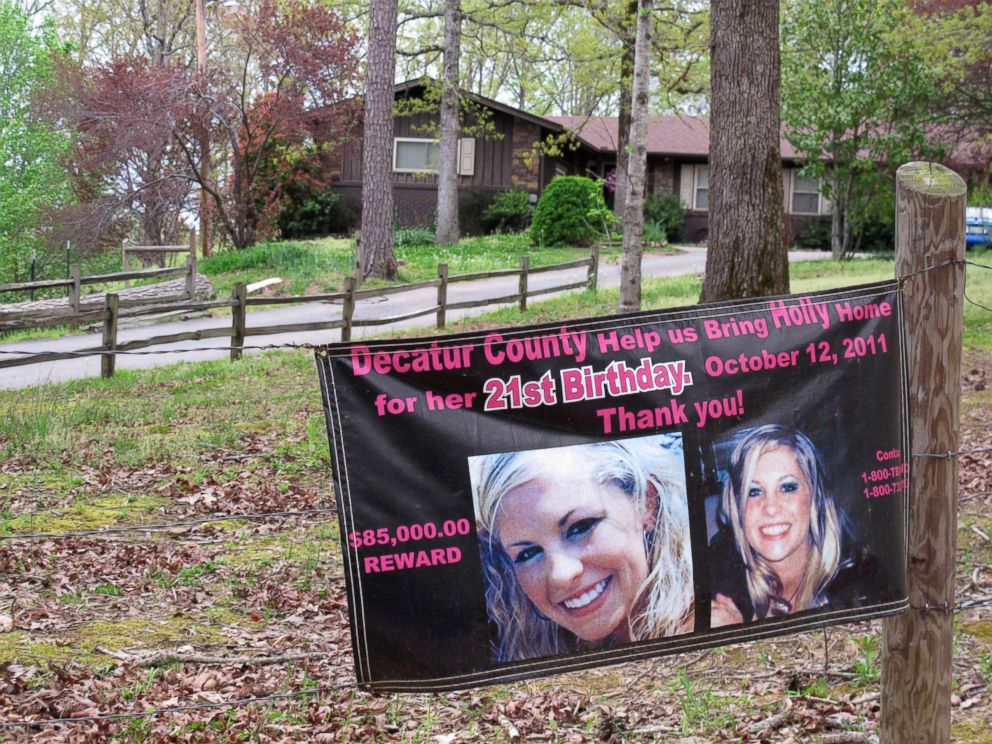 PHOTO: A poster with pictures of missing Tennessee nursing student Holly Bobo hangs on a fence in front of her house, April 19, 2013, in Parsons, Tenn.