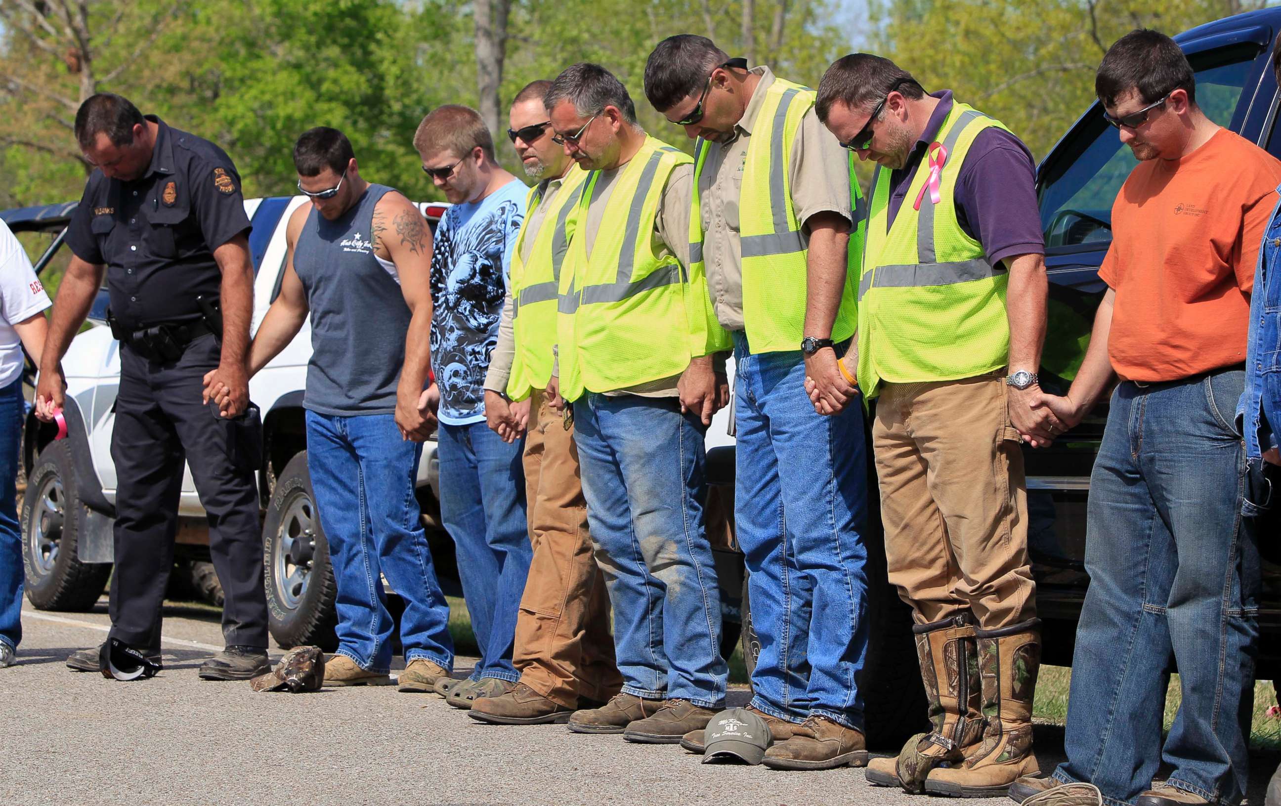 PHOTO: Rescue workers pray together, April 14, 2011, in Parsons, Tenn. 
