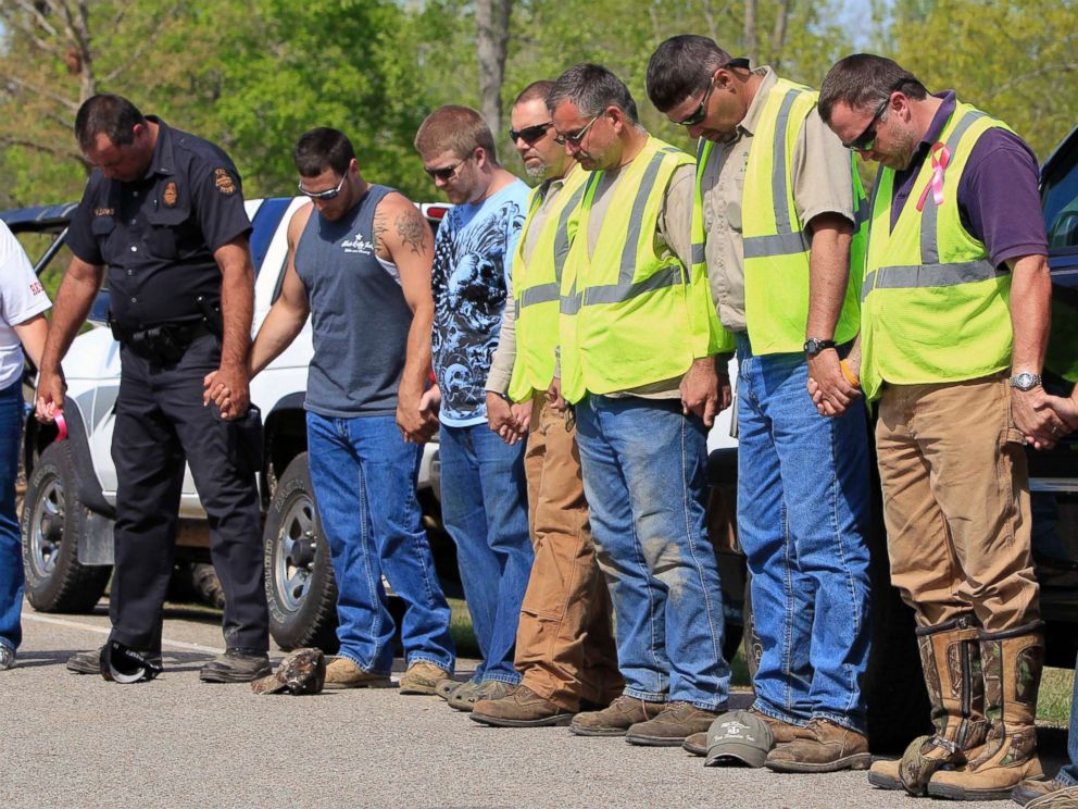 PHOTO: Rescue workers pray together, April 14, 2011, in Parsons, Tenn.