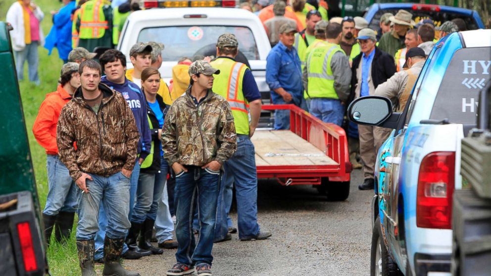 PHOTO: Volunteers unload from trucks and trailers to begin searching along rural roads for evidence in the disappearance of Holly Bobo, April 15, 2011, in Parsons, Tenn. 