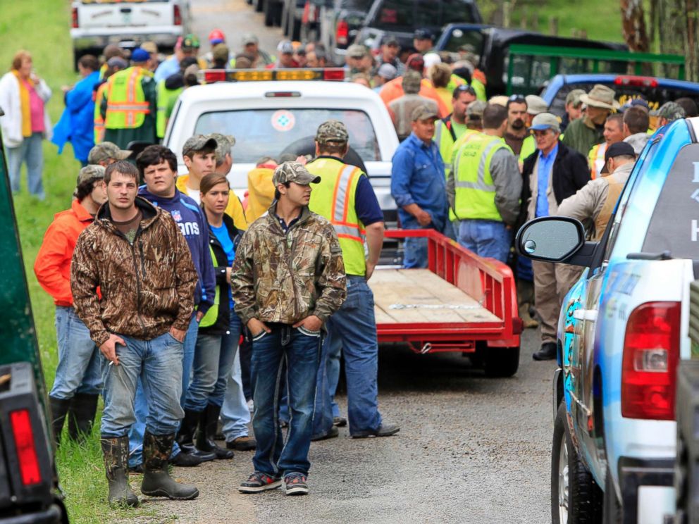 PHOTO: Volunteers unload from trucks and trailers to begin searching along rural roads for evidence in the disappearance of Holly Bobo, April 15, 2011, in Parsons, Tenn.