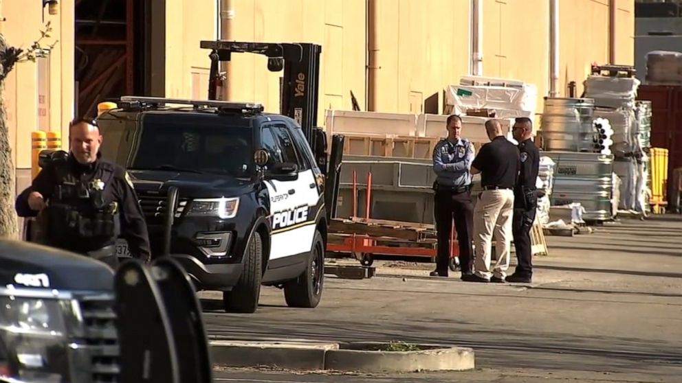 Home Depot Employee Fatally Shot While Confronting Alleged Shoplifter Abc7 Los Angeles