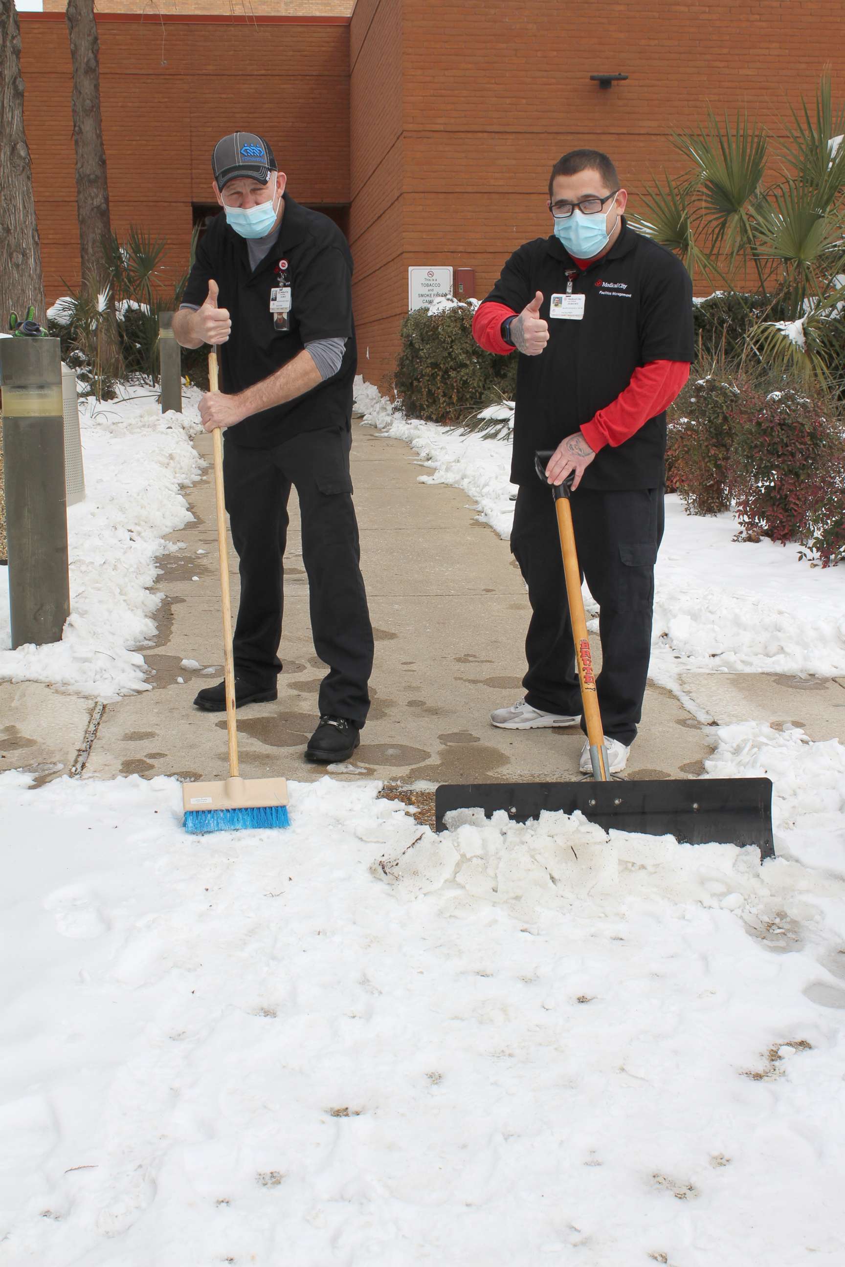 PHOTO: Medical City Healthcare employees pitch in to help during the Texas snowstorm.