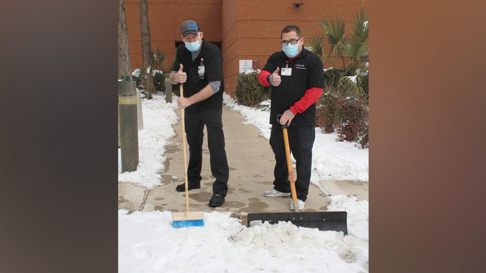 PHOTO: Medical City Healthcare employees pitch in to help during the Texas snowstorm.