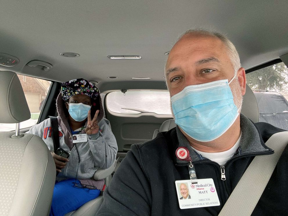 PHOTO: Medical City Healthcare employees pitch in to help during the Texas snowstorm.