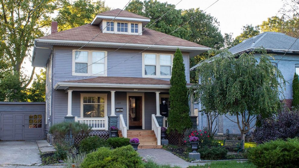 PHOTO: A Century 21 associate broker listed one of his properties on Zillow with photos of a person wearing a "Scream" mask.