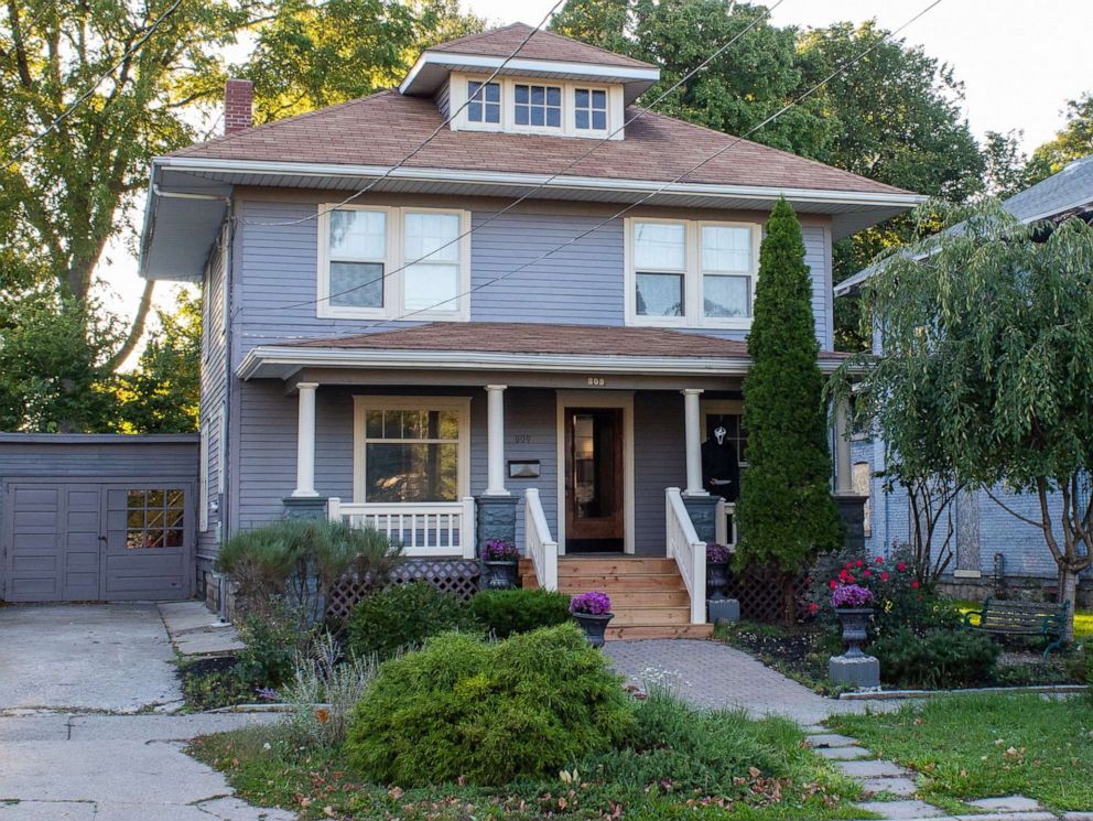 PHOTO: An associate broker dressed in a Halloween costume and took photos throughout a Lansing, Michigan home for his listing.