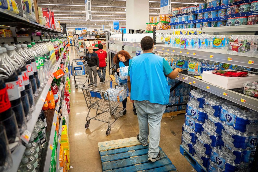 PHOTO: People shop for bottled water after a boil water notice was issued for the entire city of Houston, Nov. 27, 2022.