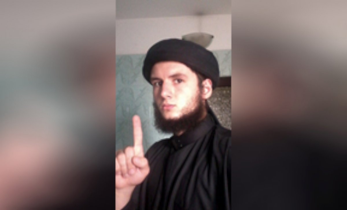 PHOTO: The FBI says images on New York man Sajmir Alimehmeti's computer show him "in Middle Eastern attire making the same index-finger pointing gesture" as ISIS fighters in other photos.