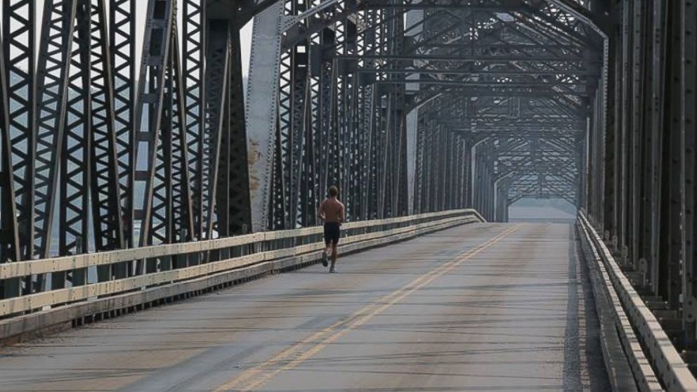 PHOTO: Barclay Oudersluys, 23, is attempting a cross-country run across the US from California to Maine in less than 100 days. 
