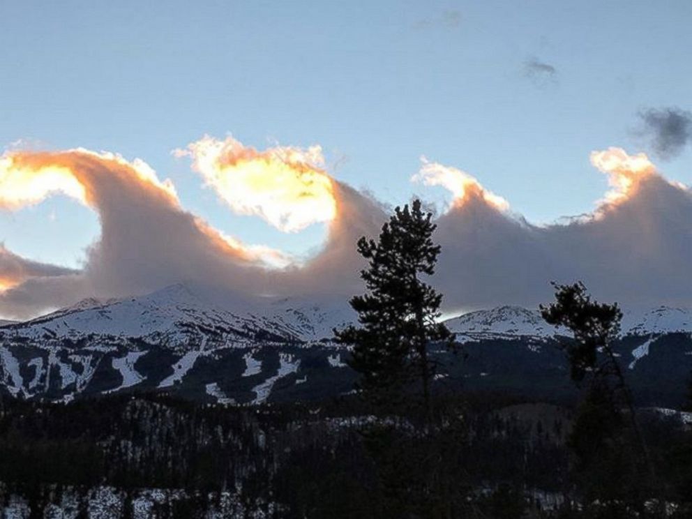 Kelvin-Helmholtz clouds over a mountain (instagram/brentover)