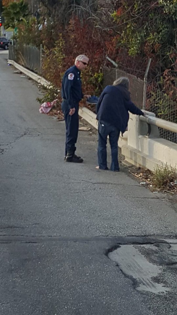 California Firefighter Gives His Shoes to Barefoot Homeless Man - ABC News