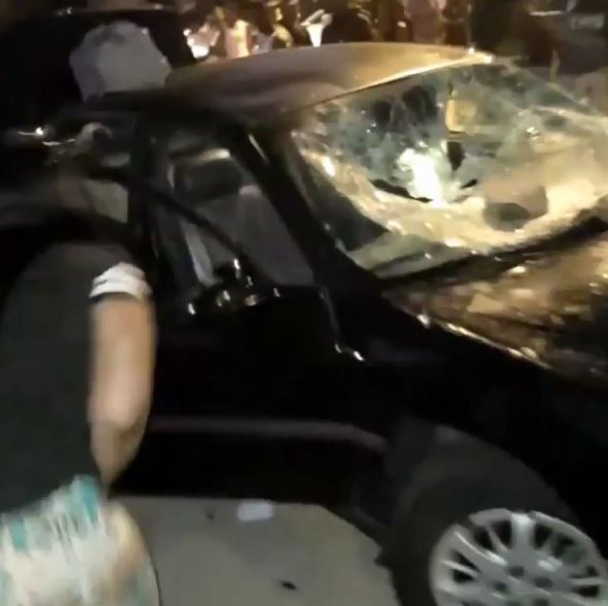 PHOTO: Protesters vandalize a car after a police fatally shot a suspect in Milwaukee, Wisconsin, on August 13, 2016.