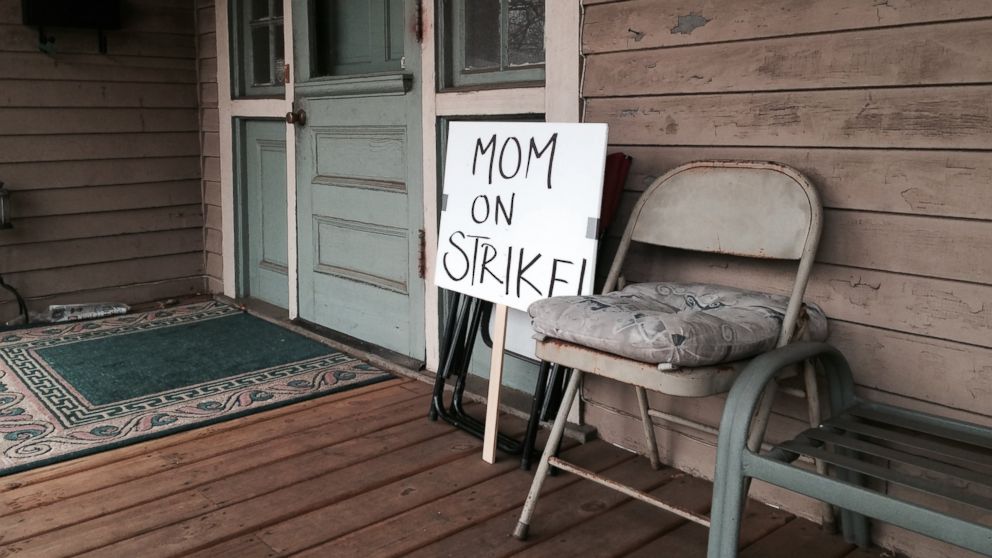 PHOTO: The "Mom on Strike" sign was found on the North Carolina mom's porch on Friday morning, Jan. 23 when the mom was apparently not home. 