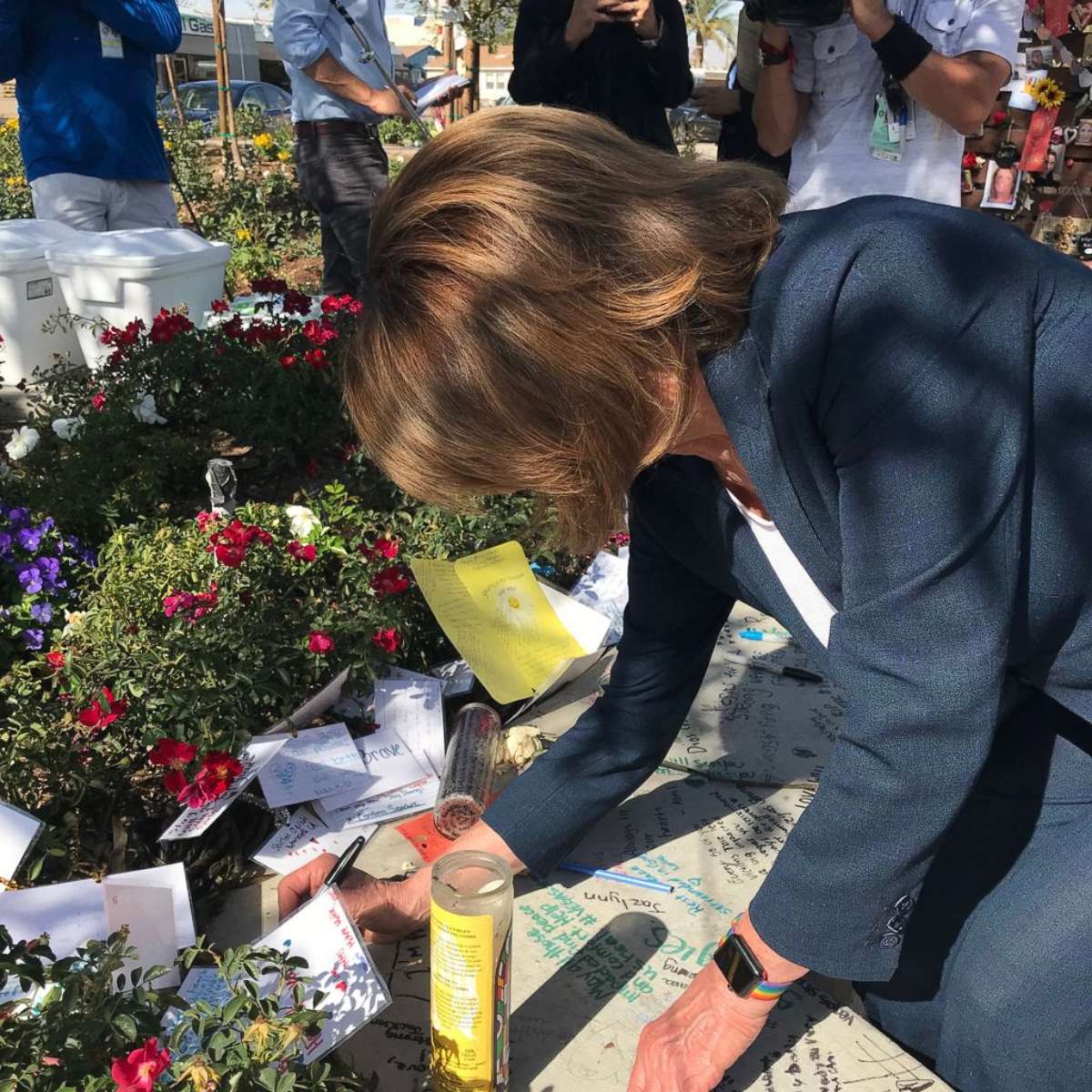 PHOTO: House Minority Leader Nancy Pelosi writes a message to Las Vegas shooting victim Stacee Etcheber at the Las Vegas Community Healing Garden on October 17, 2017.