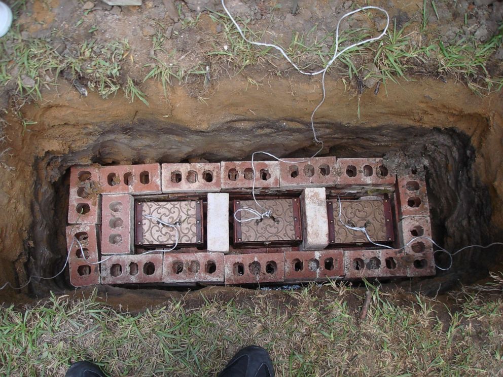 Dr. Charles Zwerling conducted a recreation using sets of pig eyes in three separate boxes that he buried in his backyard.