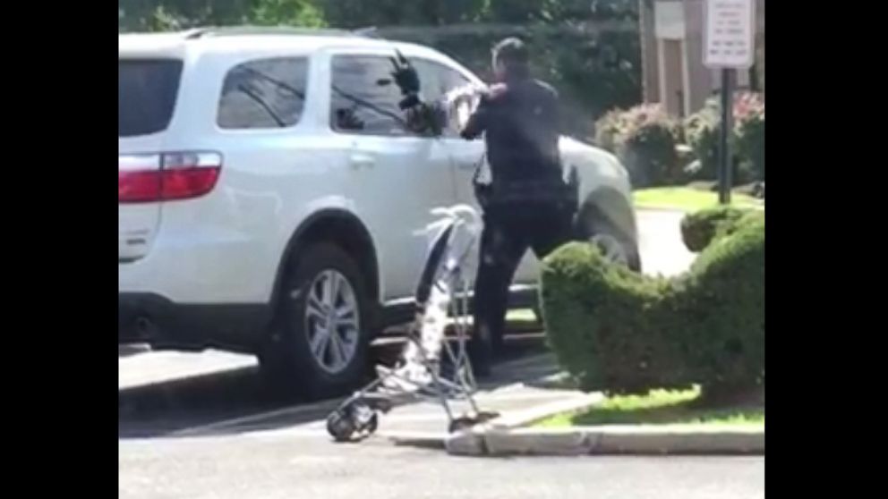 PHOTO: In an image made from bystander video, police in Upper Darby, Pa. rescue two children from a locked SUV, July 20, 2015.