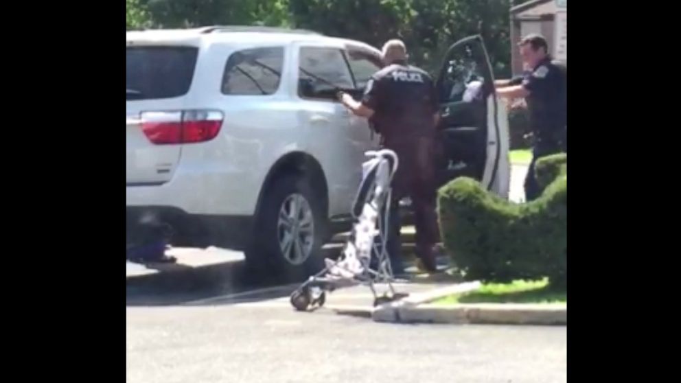 PHOTO: In an image made from bystander video, police in Upper Darby, Pa. rescue two children from a locked SUV, July 20, 2015.