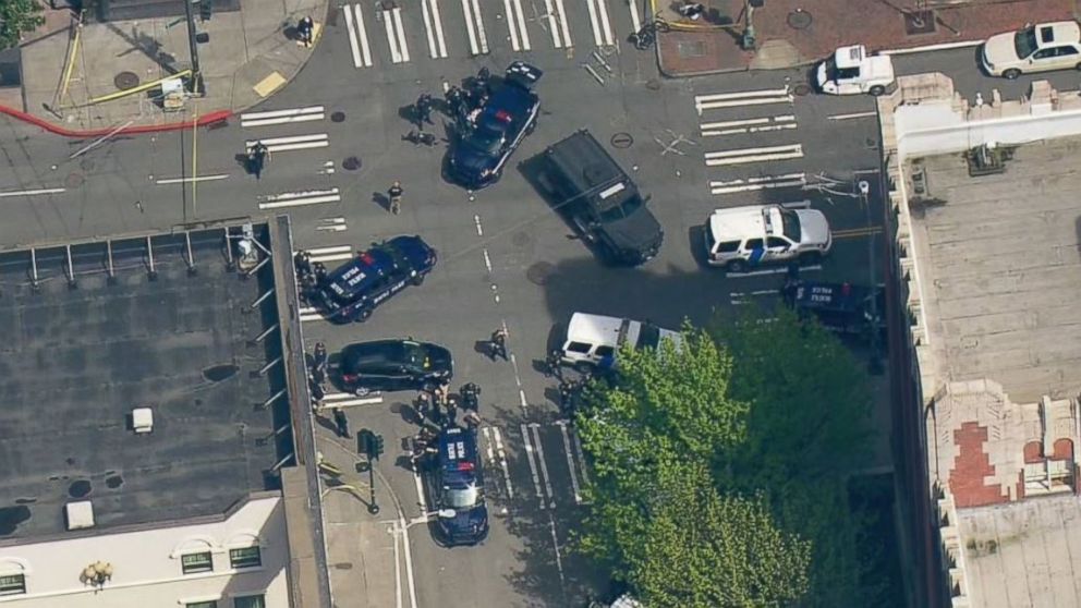 2 Seattle officers shot while responding to robbery, suspect at large ...
