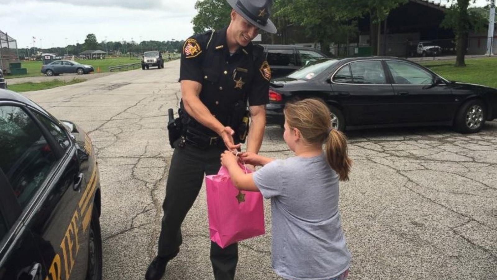 Officer Surprises 9-Year-Old Running Lemonade Stand With Tablet - ABC News