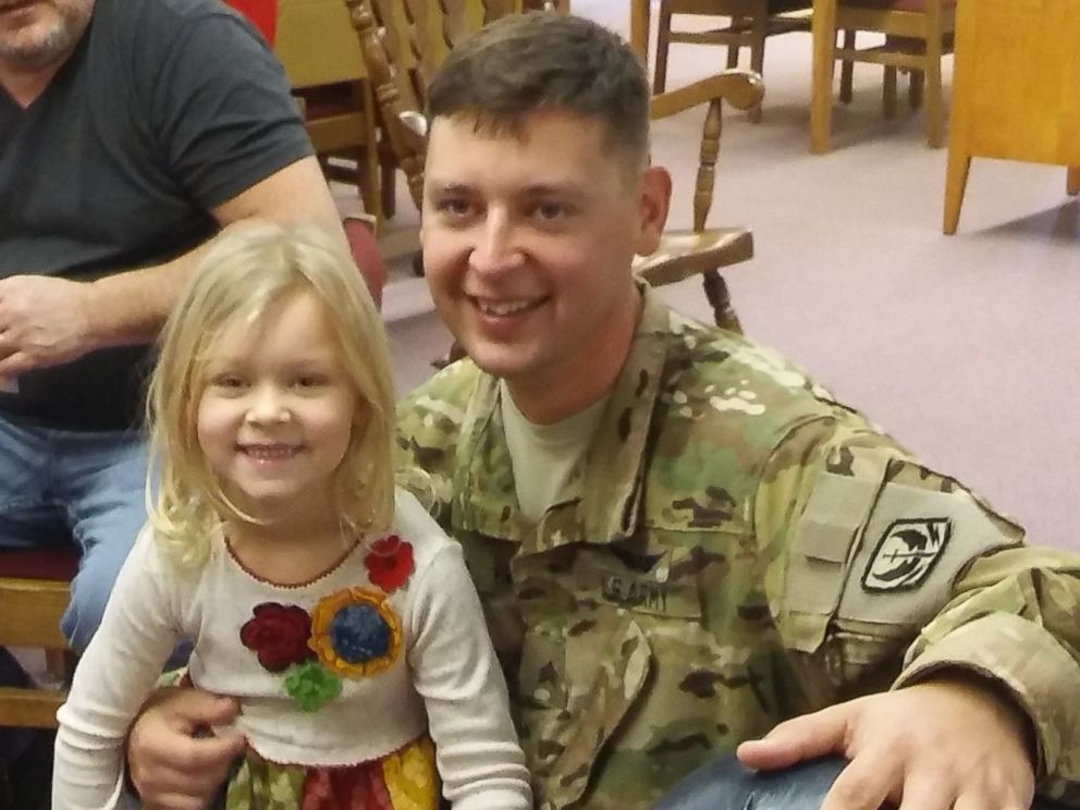 Deployed Military Dad Surprises Daughter For Christmas Abc News 2543