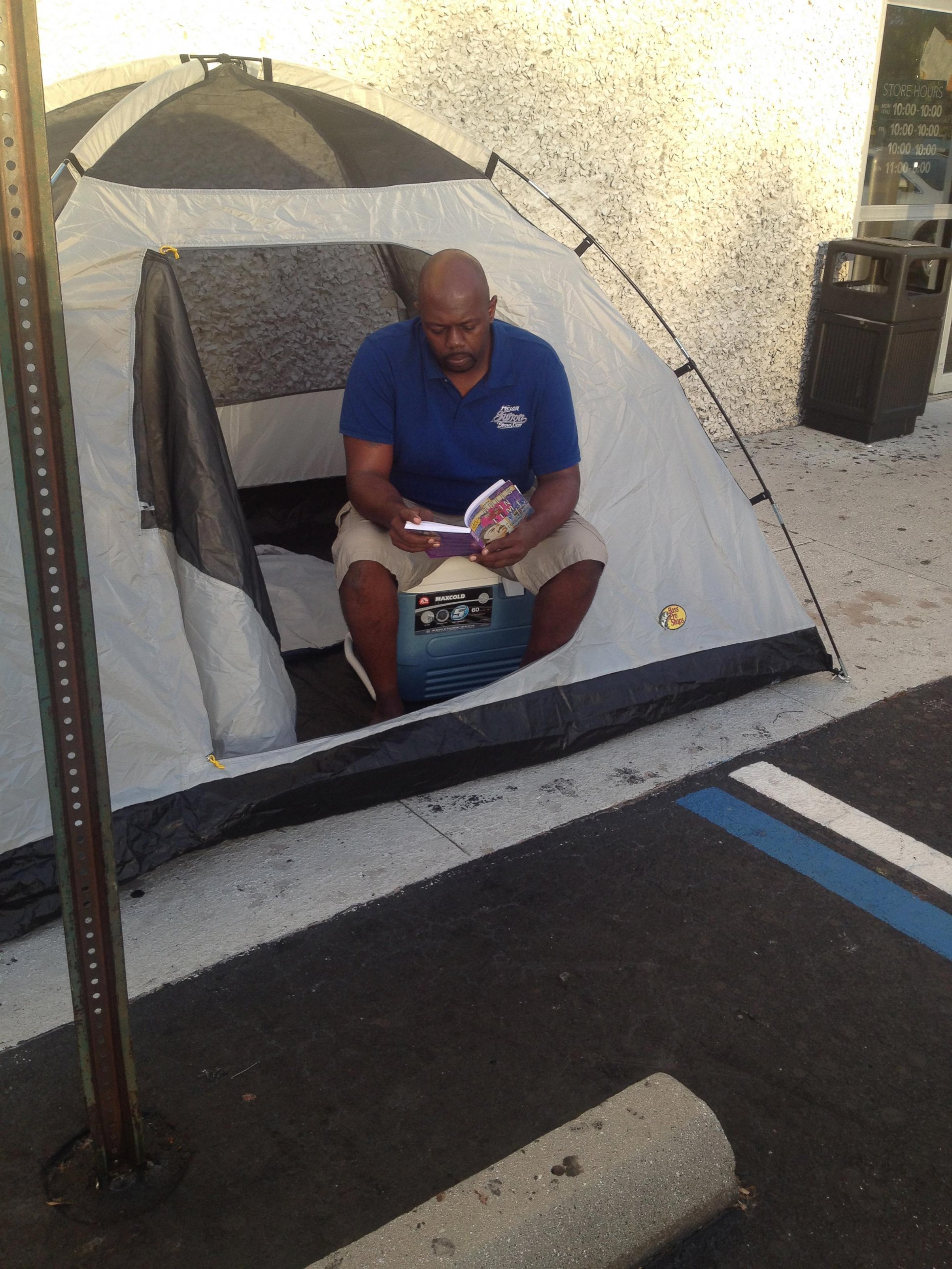 PHOTO: Kevin Sutton is camping out at Best Buy in Orlando, Fla., in order to raise awareness about homelessness and collect donations of canned goods for a food pantry.