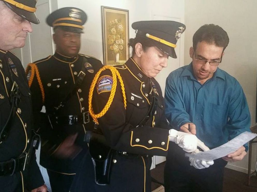 PHOTO: Los Angeles Airport Police officers hand-delivered a lost wedding photo album to a family, July 30, 2015, in Modesto, California.