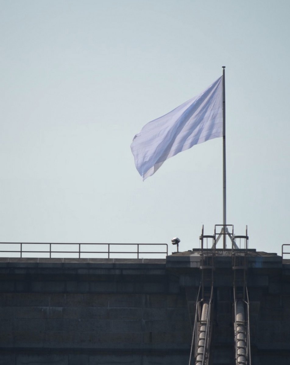 PHOTO: In this photo <a href="http://gothamist.com/2014/07/22/surrender_brooklyn_mysterious_white.php"target="external">provided by Gothamist</a>, one of the two white flags is pictured flying above the Brooklyn Bridge on July 22, 2014 in New York City. 