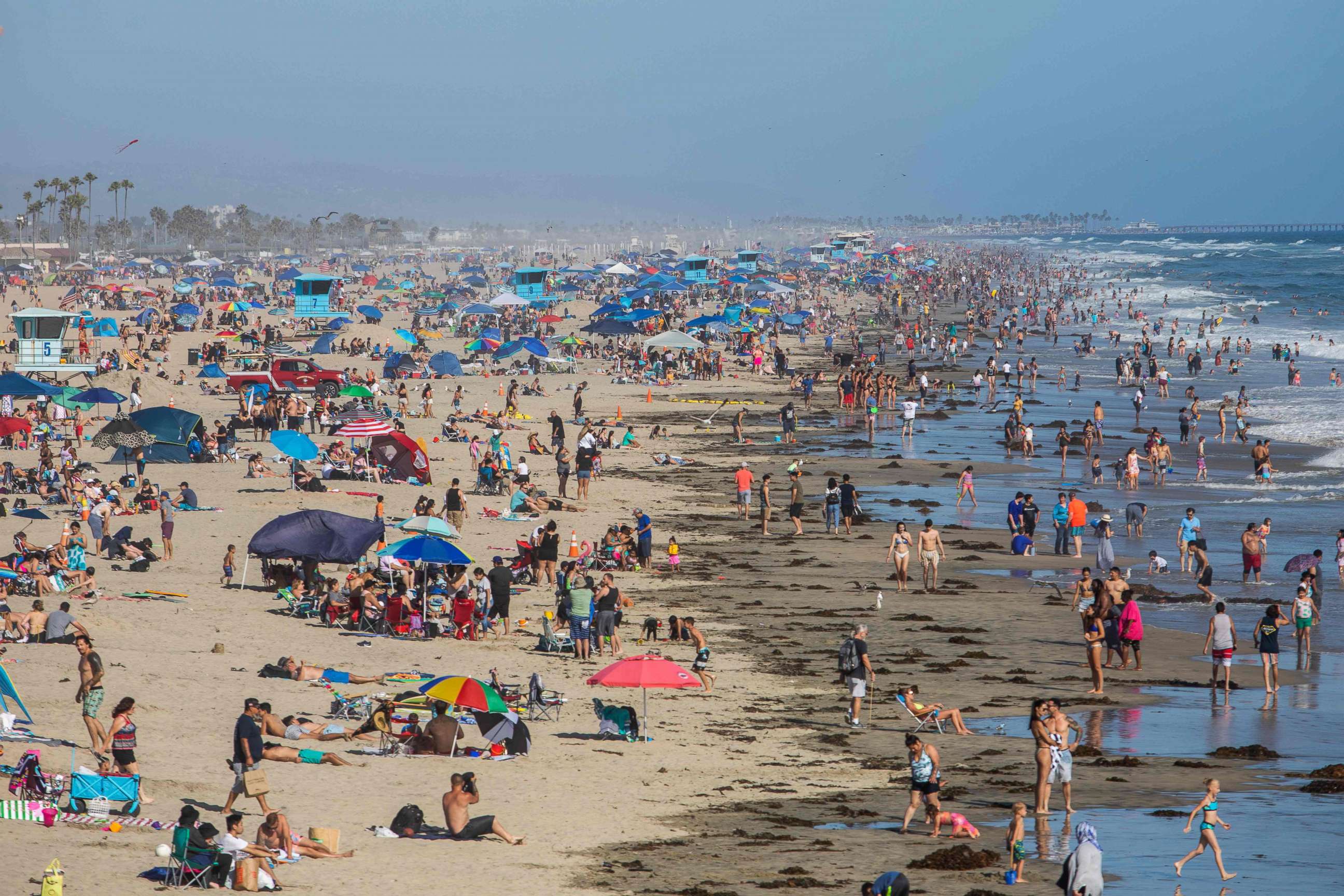 PHOTO: People enjoy the beach amid the coronavirus pandemic in Huntington Beach, Calif., June 14, 2020.