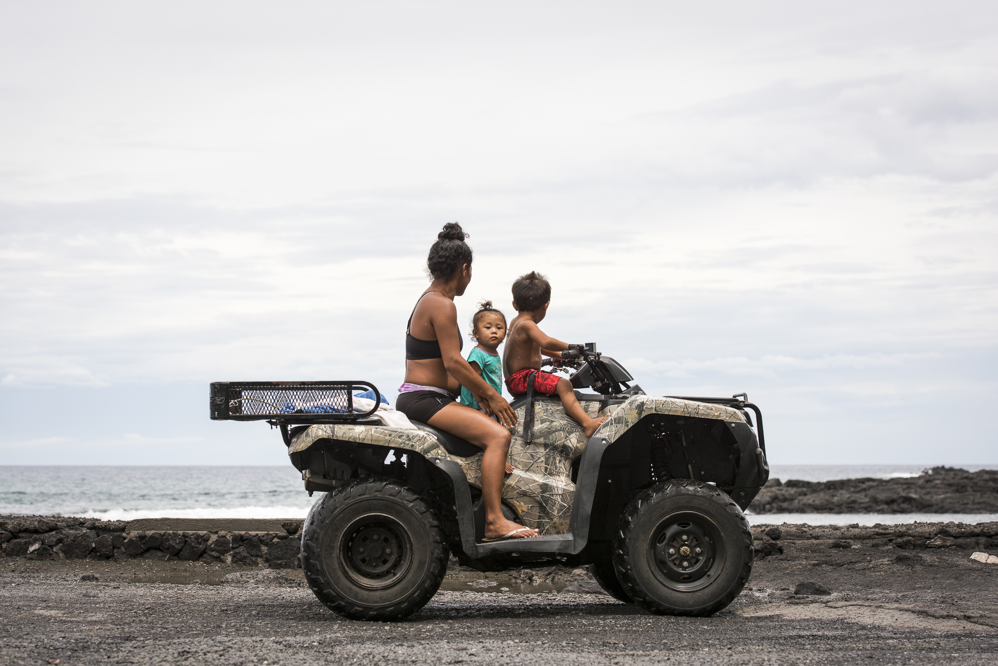 PHOTO: People watch for the arrival of Hurricane Lane in Miloli'i, Hawaii, Aug. 23, 2018.