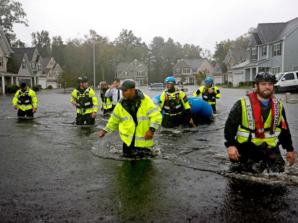 PHOTO: Task Force North Carolina search and rescue team cross flooded area in search of residents who remain in the country as Hurricane Florence continues to pour heavy rain in Fayetteville, N . -B., September 16, 2018.