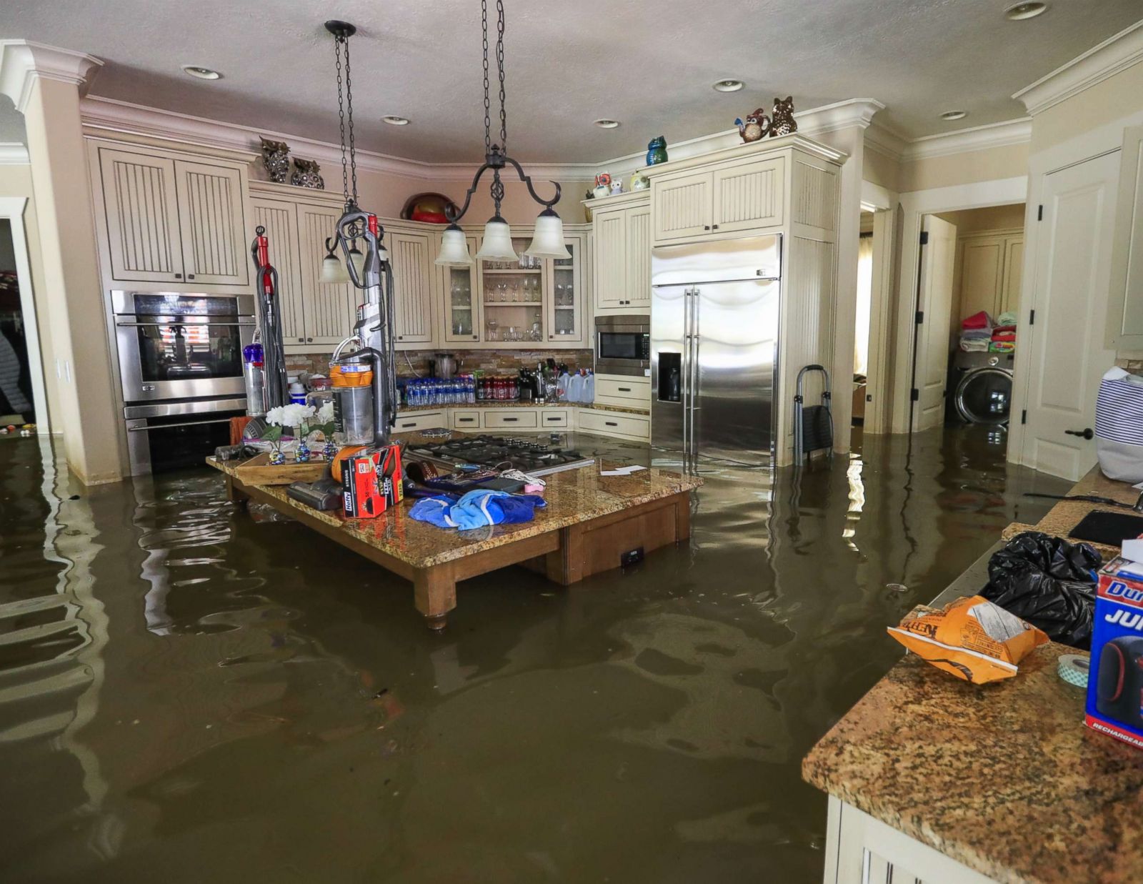 Picture | Gulf Coast residents struggle to recover after Hurricane Harvey - ABC News1600 x 1237