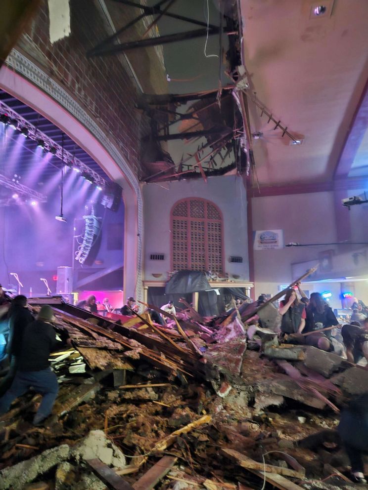 PHOTO: People try to pull concertgoers out from under the rubble after the roof collapsed at the Apollo Theater in Belvidere, Ill., on March 31, 2023.