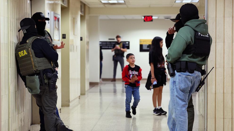 Trump administration to use government lawyers for migrant children