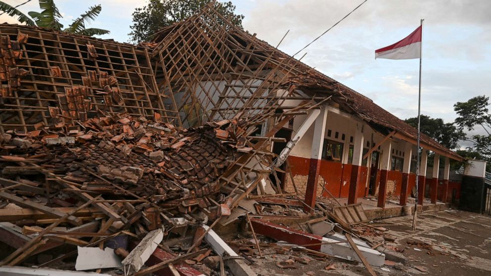 Foto: Un edificio escolar colapsado luego de un terremoto el 21 de noviembre de 2022 en Siangjur, provincia de Java Occidental, Indonesia. 