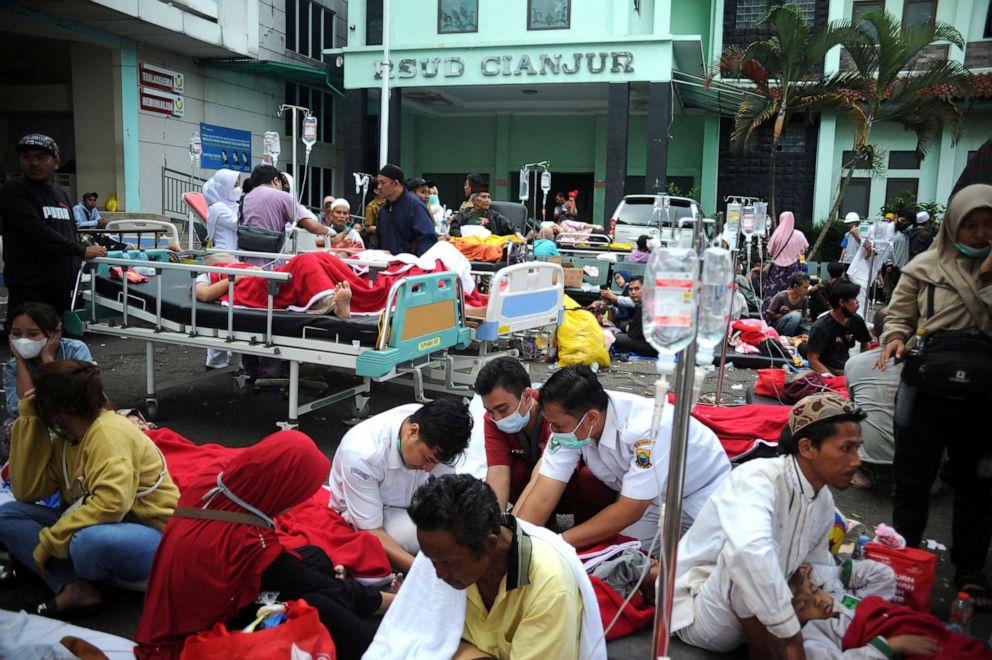 FOTO: Trabalhadores médicos tratam vítimas fora do hospital distrital após o terremoto em Cianjur, província de Java Ocidental, Indonésia, 21 de novembro de 2022.