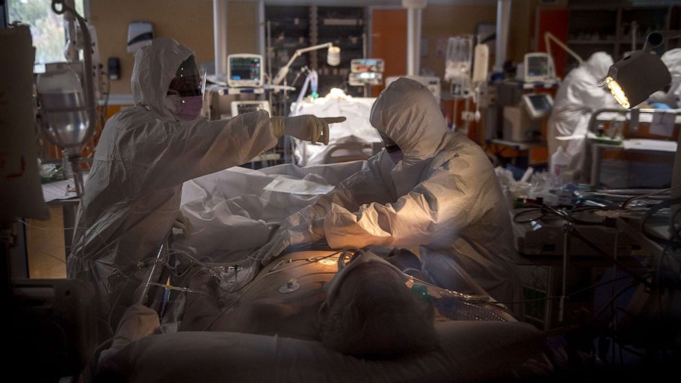 PHOTO: Doctors treat COVID-19 patients in an intensive care unit at a hospital in Rome during the coronavirus emergency on March 26, 2020.