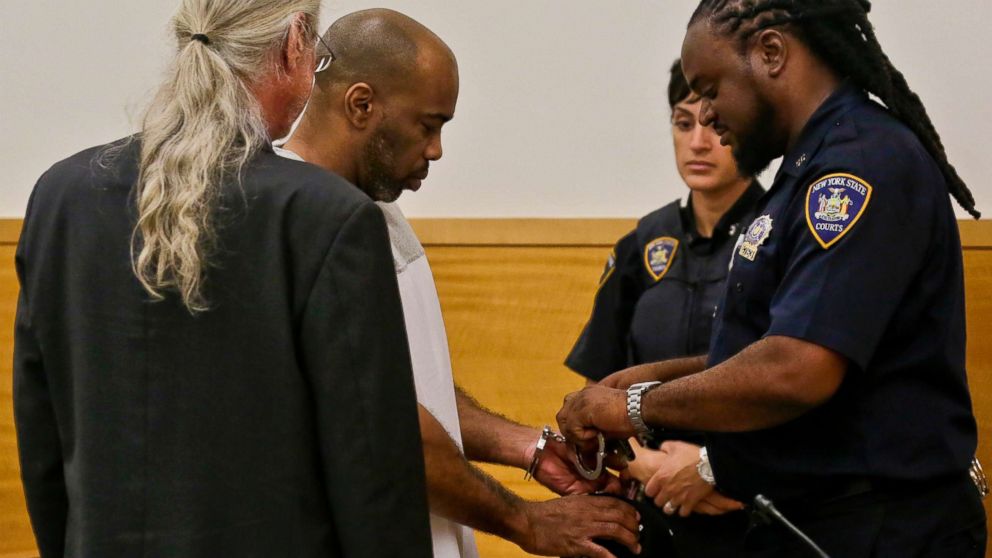 PHOTO: Attorney Ron Kuby, far left, watches as his client Jabbar Washington, 43, second from left, is freed from handcuffs after his exoneration at Brooklyn Supreme Court, July 12, 2017, in New York.