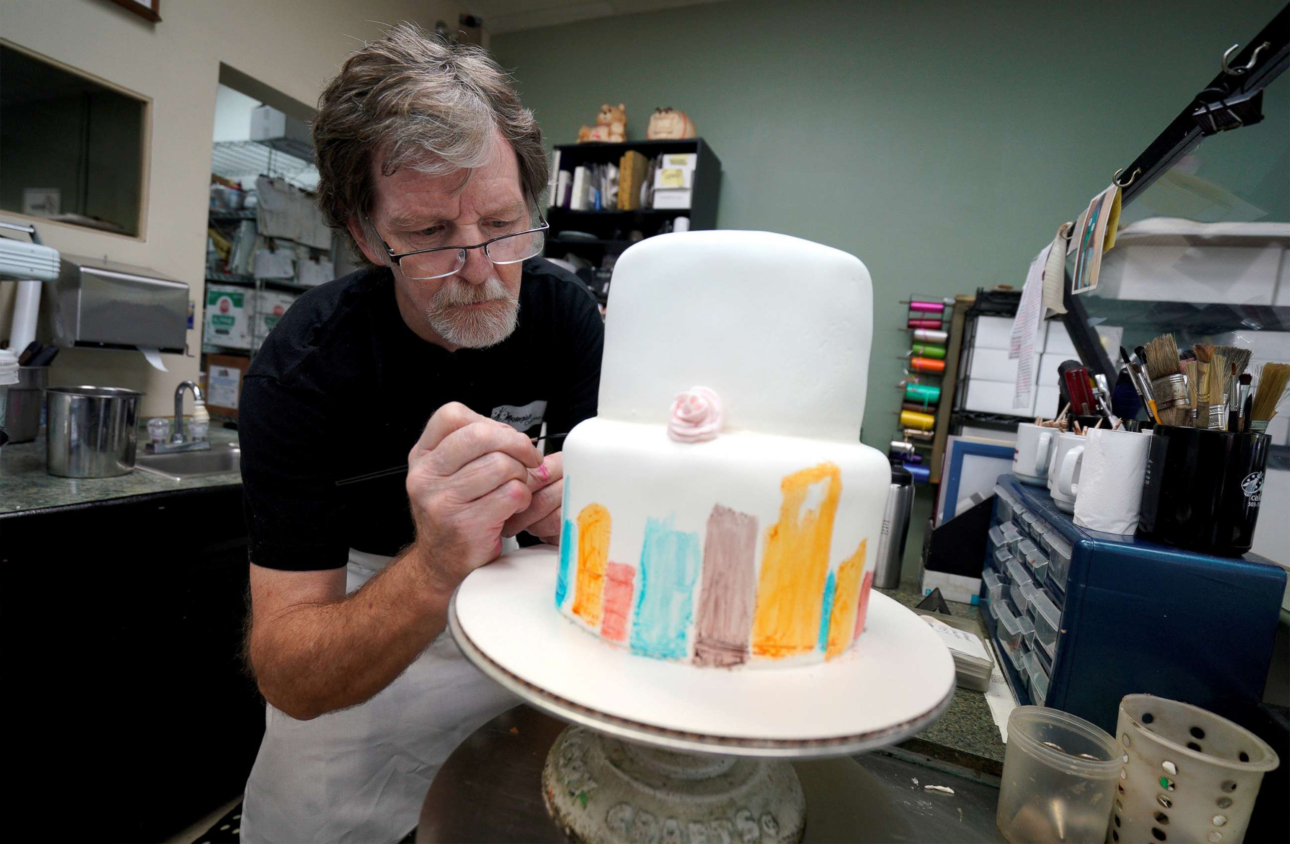 PHOTO: Baker Jack Phillips decorates a cake in his Masterpiece Cakeshop in Lakewood, Colo., on Sept. 21, 2017.
