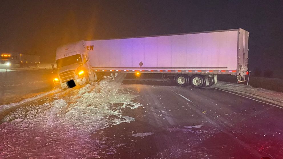 261 vehicle crashes in 18 hours as snow sweeps across Minnesota - ABC News