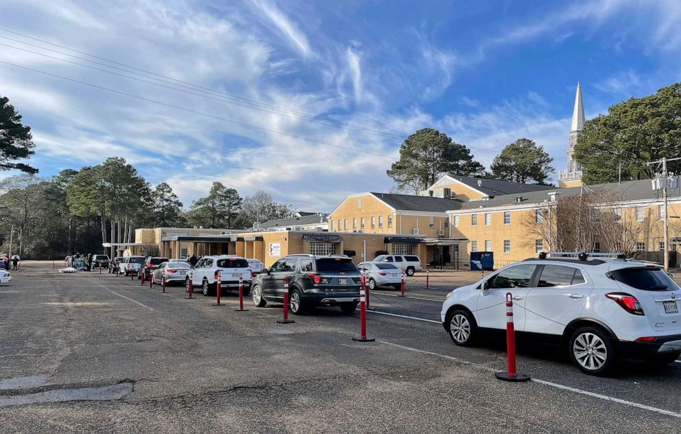 PHOTO: A line of cars snakes past several city blocks as workers with the Mississippi Rapid Response coalition hand out bottled water to Jackson, Miss., residents, Dec. 27, 2022.