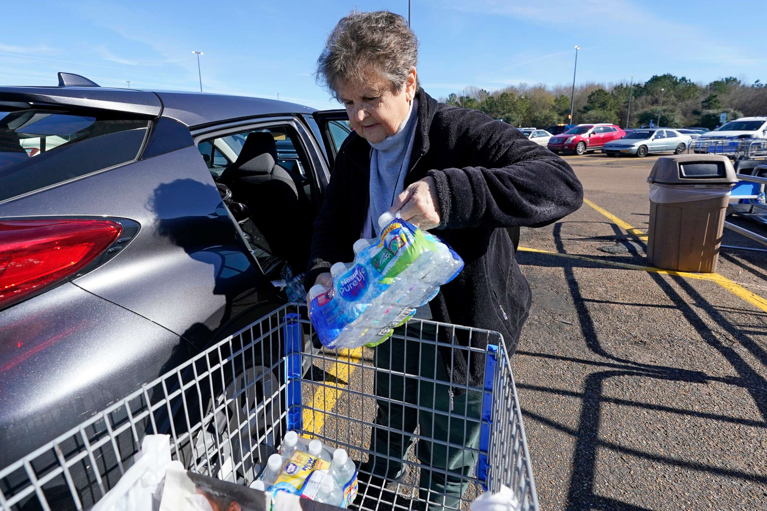 PHOTO: Sybil Smith, 75, a retired south Jackson, Miss., resident, loads packages of water into her vehicle, Jan. 26, 2022. 
