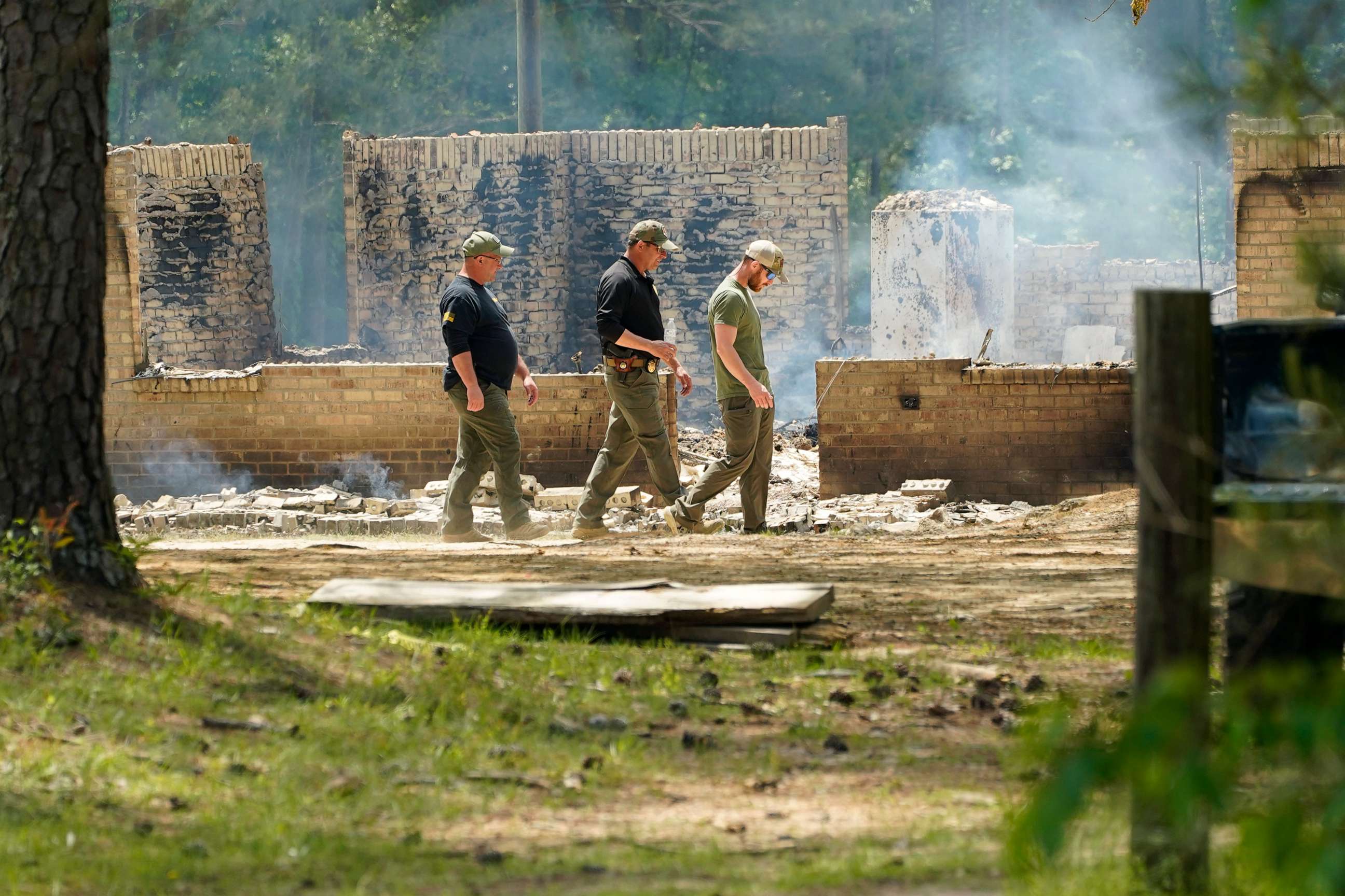 PHOTO: Investigators at a burned house where authorities believe a man who escaped from a Mississippi jail is believed to be dead after a shootout with authorities and barricading himself inside a burning home near Conway, Miss., April 26, 2023.