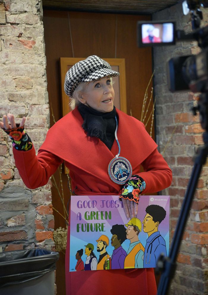 ABC News' Deborah Roberts sits down with actresses Jane Fonda and Sally Field to discuss protesting climate change on Capitol Hill with Fonda's "Fire Drill Fridays."