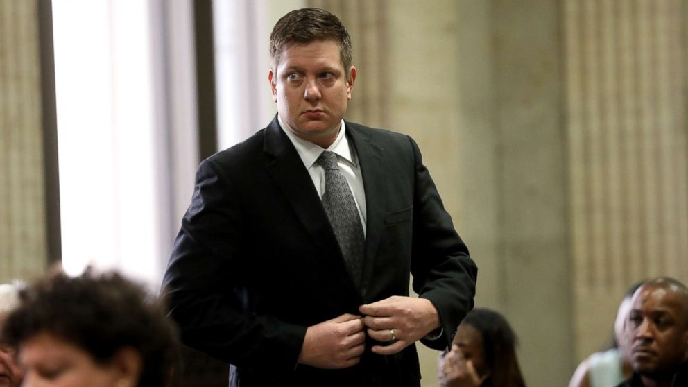 PHOTO: Jason Van Dyke approaches the bench as his case is called on Nov. 2, 2016, at the Leighton Criminal Court Building in Chicago, Ill. 