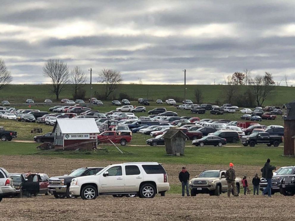PHOTO: Volunteers search for evidence in case of missing girl Jayme Closs in Barron, Wisconsin, Oct. 23, 2018.