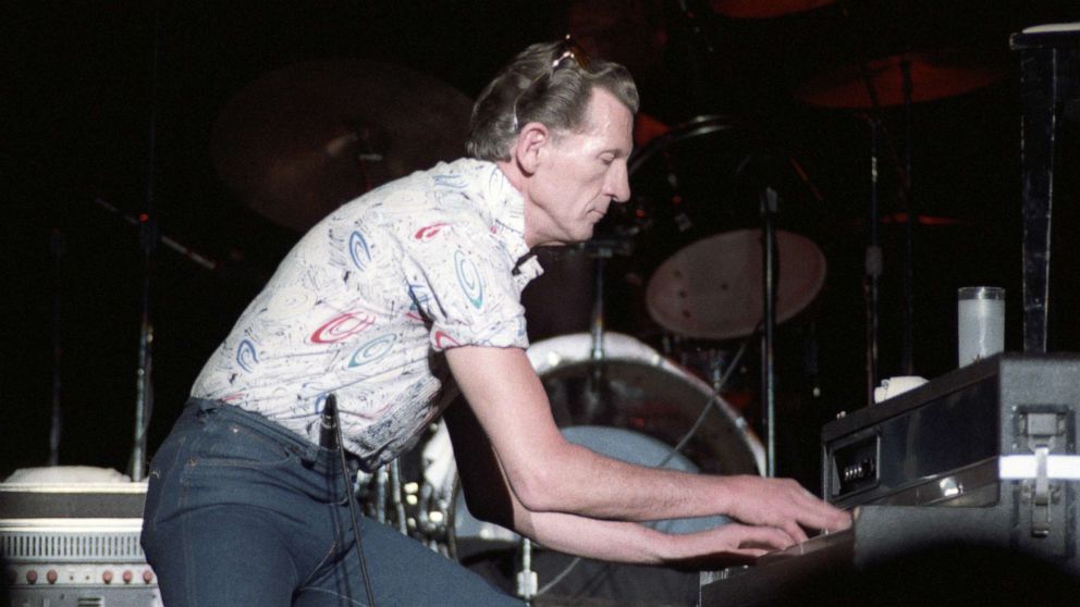 PHOTO: Jerry Lee Lewis performs at the Carlton Dinner Theatre in Bloomington, Minn., in 1988. 