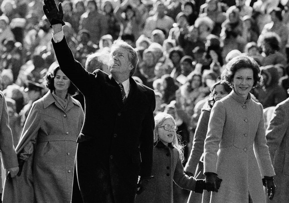 PHOTO: President Jimmy Carter and first lady Rosalynn Carter have one hand for the crowd along Pennsylvania Avenue and one for their daughter Amy,in Washington, Jan. 20, 1977. 